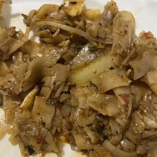 Black pepper covered drunken noodles