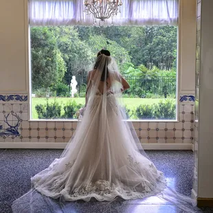 A gorgeous bride in our Maison Ballroom