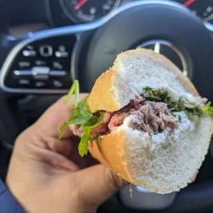 Roast beef and arugula sandwich, half