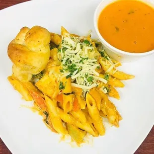 Veggie pasta with garlic knot  With small side of tomato basil soup