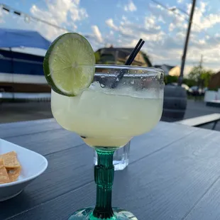 a margarita with a slice of lime