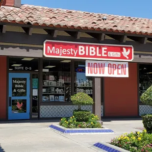 Front area in the shopping center.