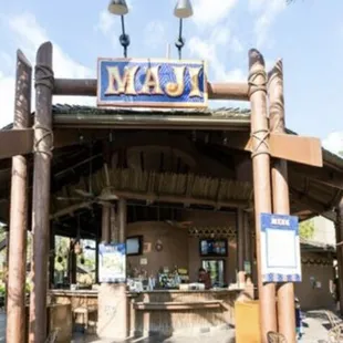 Maji Pool Bar: Kidani Resort.