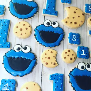 Cookie Monster themed cookies.