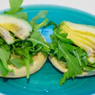 Starting to assemble the eggs benedict! They gave proper layering instructions :)