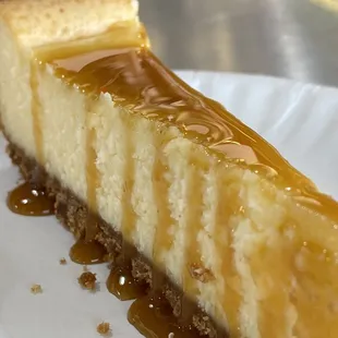 vanilla cheesecake with bourbon caramel sauce