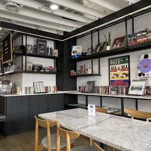 Records, vhs, ambiance