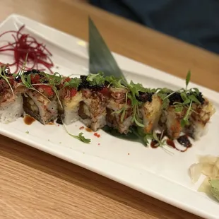 maki hibachi with sauce and garnish