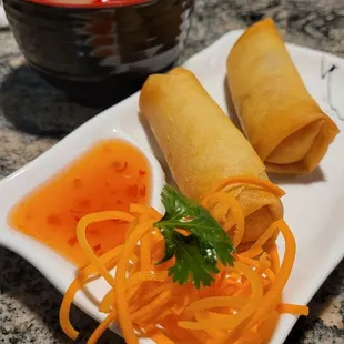Veggie spring rolls, crispy and light