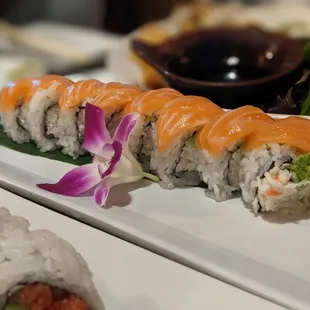Washington roll (CA roll w/ salmon)