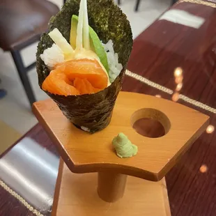 Salmon hand roll