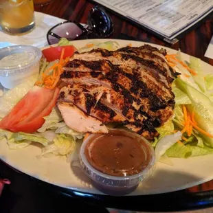 Blackened chicken salad with vinaigrette dressing