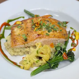 Salmon Filet w/Dill Saffron Cream
39
Served with Garlic Mashed Potatoes, Vegetable