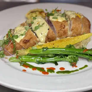 Chicken Cordon Bleu
32
Breaded chicken breast stuffed with Prosciutto and Gruyère, Tarragon Béarnaise Sauce. Served with Garlic Mashed