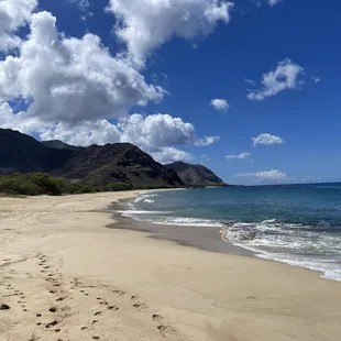 Very exclusive beach. Give the Hawaiian locals the prime beach space and right of way.