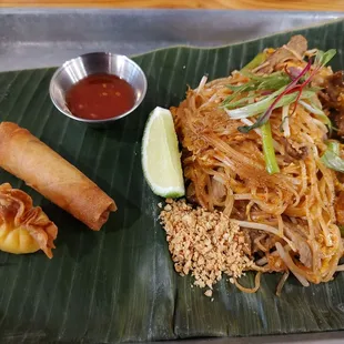 Beef pad Thai lunch special