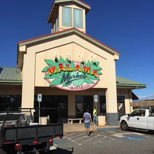 2014-09-23 15.43.12; Stopped for snacks at Malama Market, Makakilo HI