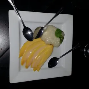 Mango and sticky rice dessert.