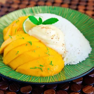 Mango with sweet sticky rice (seasoning)