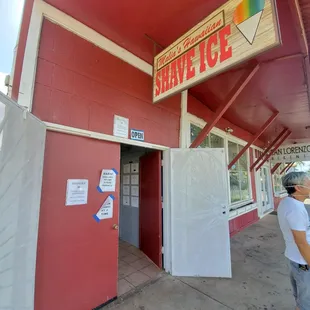 Entrance seen from the street