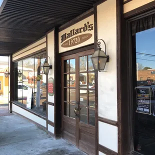 the entrance to the mallard's