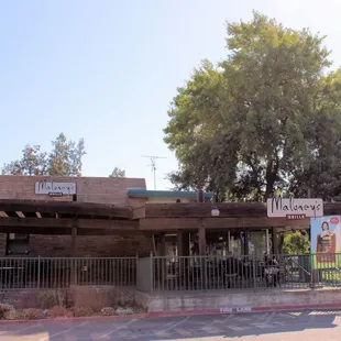 the outside of the restaurant