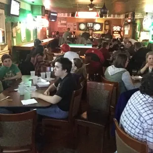 Packed house for trivia, what a great time, good food and drink specials.