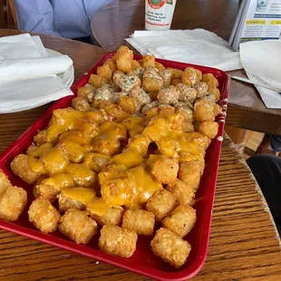 dueling tots, queso and espinaca. VERY good