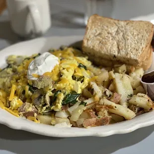 Scramble special -- beef sausage, onion, fresh spinach, cheddar cheese, and sour cream