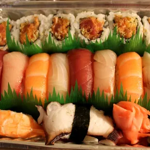 Sushi Deluxe- 10 pieces of nigiri + 1 roll of spicy maki + salad + wakame seaweed soup