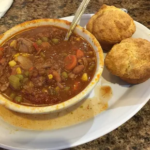 Red top stew with cornbread muffins