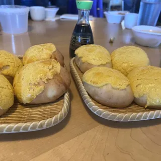 Baked Egg Yolk Pineapple Bun (2)