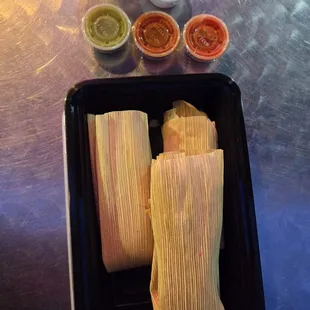 Tamales with their two salsas.