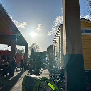 Trifecta: Food court, Oregon sunshine &amp; Mama Chow's!!