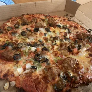 Supremo pizza, Green Pepper, Tomato, Black Olives, Pepperoni, Sausage, Onion, Extra Cheese. Cooked perfectly!