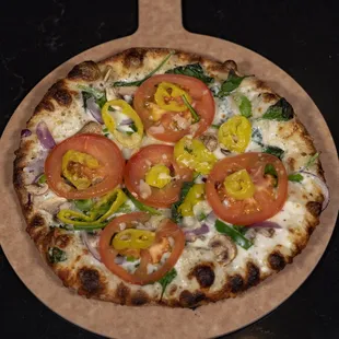 Fresca (Fresh) alfredo, mozzarella, provolone, mushroom, onion, spinach, green pepper, tomato, banana pepper, parmesan, lemon zest