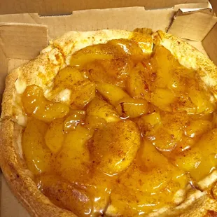 Apple dessert pizza. Blah:/