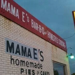 the front of mama e&apos;s bbqq