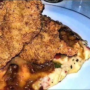 Mama E&apos;s wings and waffles food.