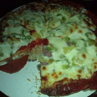 Small Pizza with Ham, Pineapple, Green Peppers and Pepperoni.  Fantastic.