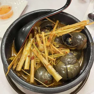 Oc buou hap Thai (steamed apple snails with Thai sauce)