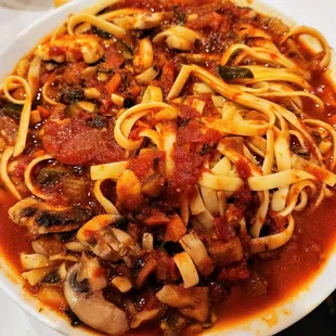 Linguine with marinara sauce and mushrooms