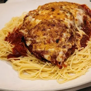 a plate of spaghetti with meat and sauce