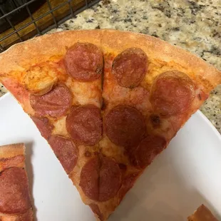 Alo mejor estoy equivocado pero la pizza lleva queso no? Ayúdenme a encontrarlo