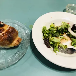 Garlic bread and salad