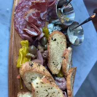 a platter of meat and bread