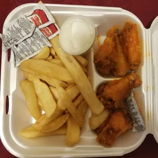 Hot wings w/fries. Yumm