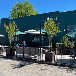 the outside of a restaurant