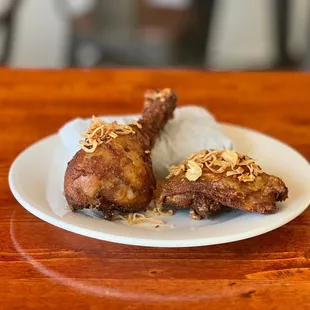 HAT YAI : Southern-style Gai Tod Hat Yai fried chicken topped with fried shallots served with sticky rice.