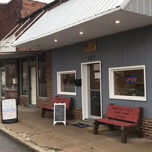 the outside of a restaurant